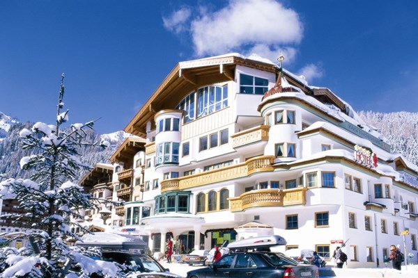 Hotel Gletscher Spa Neuhintertux Aussenansicht Winter